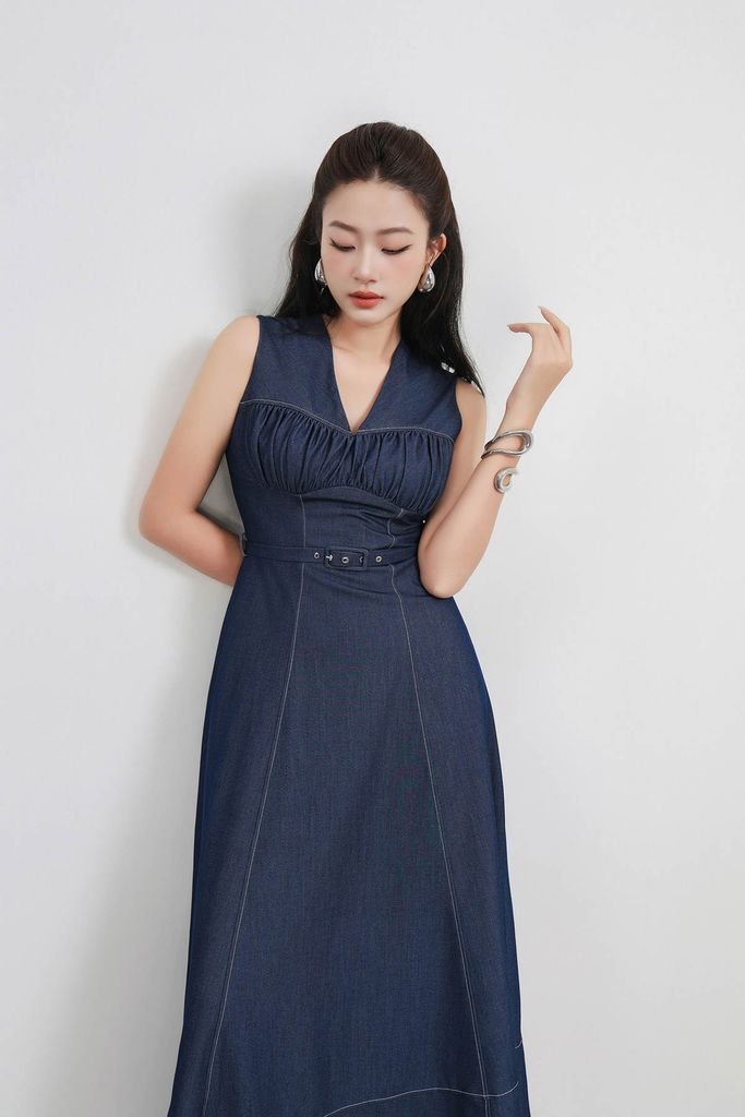 FDP33529 - Đầm dạo phố vải demin dáng ôm cổ xẻ V không tay ngực xếp nhún thân váy phối dây đai tạo kiểu khoá thân sau - PANTIO