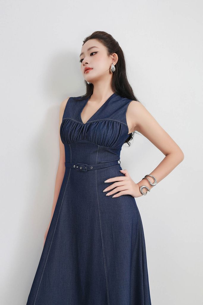 FDP33529 - Đầm dạo phố vải demin dáng ôm cổ xẻ V không tay ngực xếp nhún thân váy phối dây đai tạo kiểu khoá thân sau - PANTIO