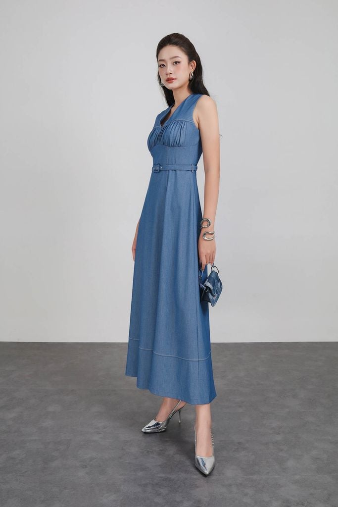 FDP33529 - Đầm dạo phố vải demin dáng ôm cổ xẻ V không tay ngực xếp nhún thân váy phối dây đai tạo kiểu khoá thân sau - PANTIO