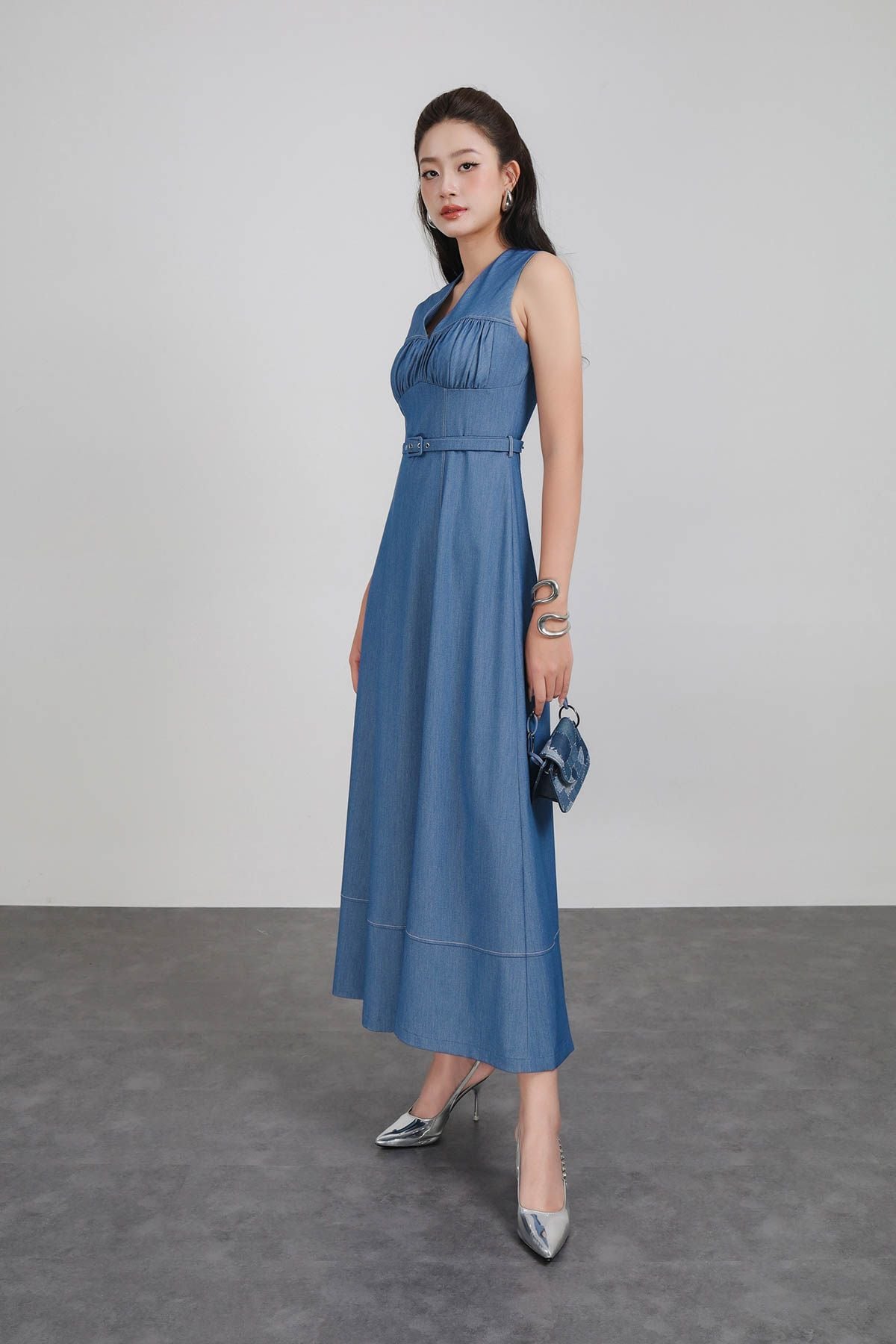 FDP33529 - Đầm dạo phố vải demin dáng ôm cổ xẻ V không tay ngực xếp nhún thân váy phối dây đai tạo kiểu khoá thân sau - PANTIO