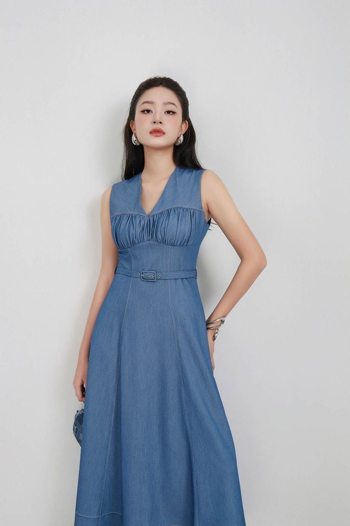 FDP33529 - Đầm dạo phố vải demin dáng ôm cổ xẻ V không tay ngực xếp nhún thân váy phối dây đai tạo kiểu khoá thân sau - PANTIO