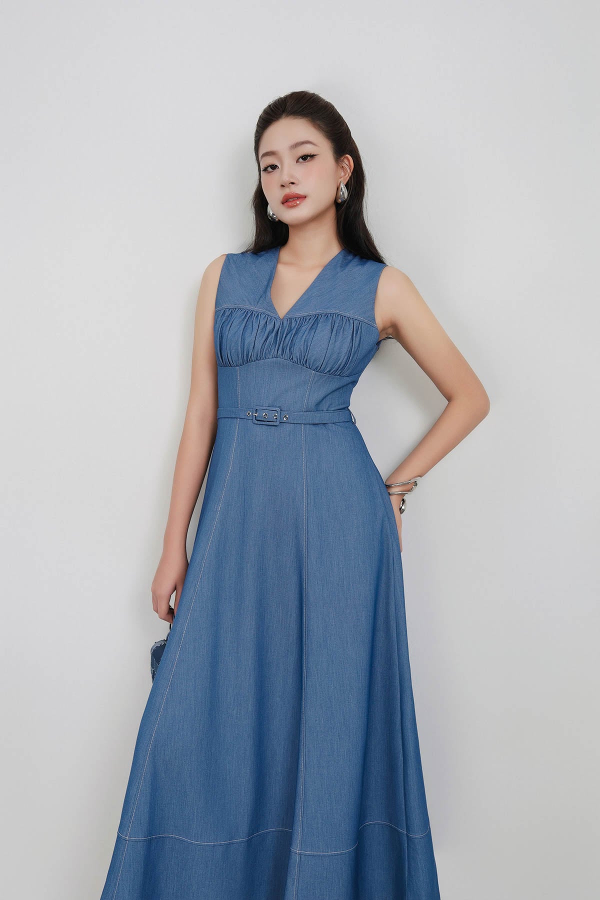FDP33529 - Đầm dạo phố vải demin dáng ôm cổ xẻ V không tay ngực xếp nhún thân váy phối dây đai tạo kiểu khoá thân sau - PANTIO
