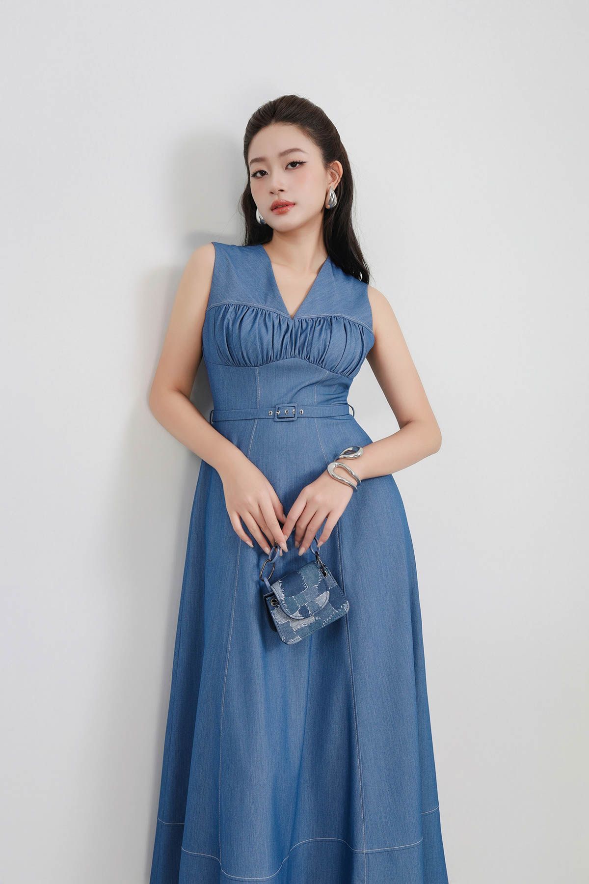 FDP33529 - Đầm dạo phố vải demin dáng ôm cổ xẻ V không tay ngực xếp nhún thân váy phối dây đai tạo kiểu khoá thân sau - PANTIO