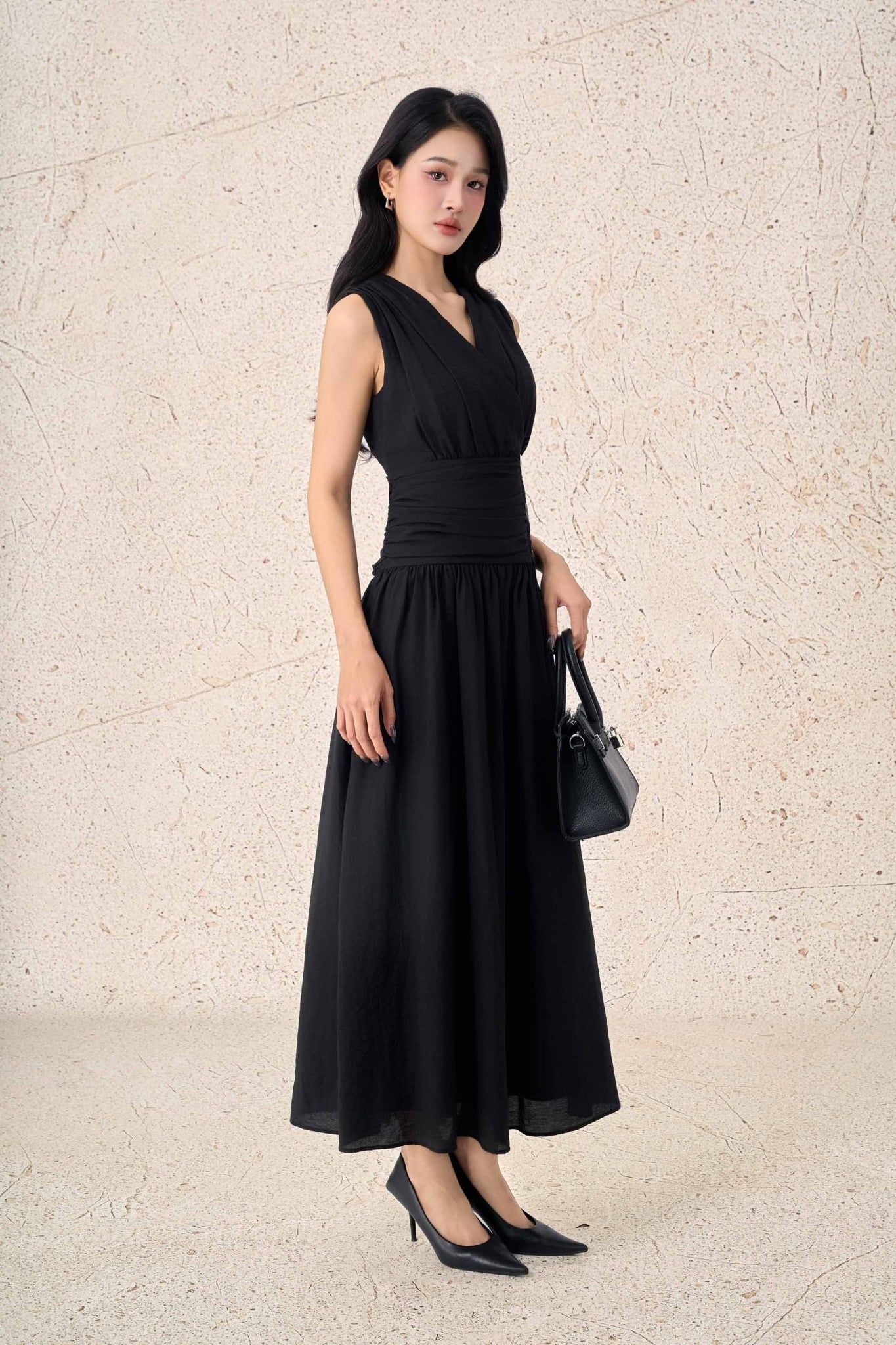 FDP33538 - Đầm dạo phố vải thô mỏng dáng xoè cổ xẻ V eo đáp cạp bản to đính khuy thời trang thân váy xếp nhún tạo kiểu - PANTIO