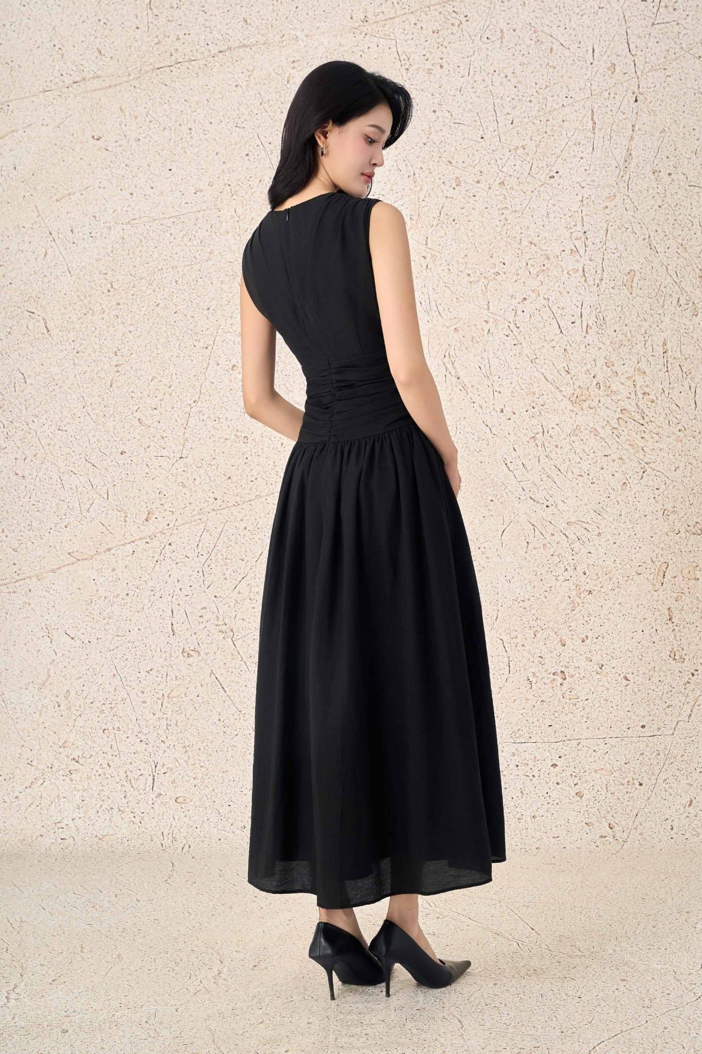 FDP33538 - Đầm dạo phố vải thô mỏng dáng xoè cổ xẻ V eo đáp cạp bản to đính khuy thời trang thân váy xếp nhún tạo kiểu - PANTIO