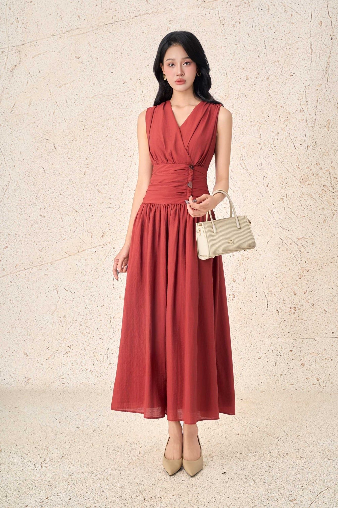 FDP33538 - Đầm dạo phố vải thô mỏng dáng xoè cổ xẻ V eo đáp cạp bản to đính khuy thời trang thân váy xếp nhún tạo kiểu - PANTIO