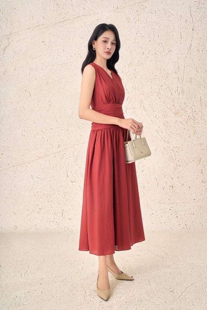 FDP33538 - Đầm dạo phố vải thô mỏng dáng xoè cổ xẻ V eo đáp cạp bản to đính khuy thời trang thân váy xếp nhún tạo kiểu - PANTIO