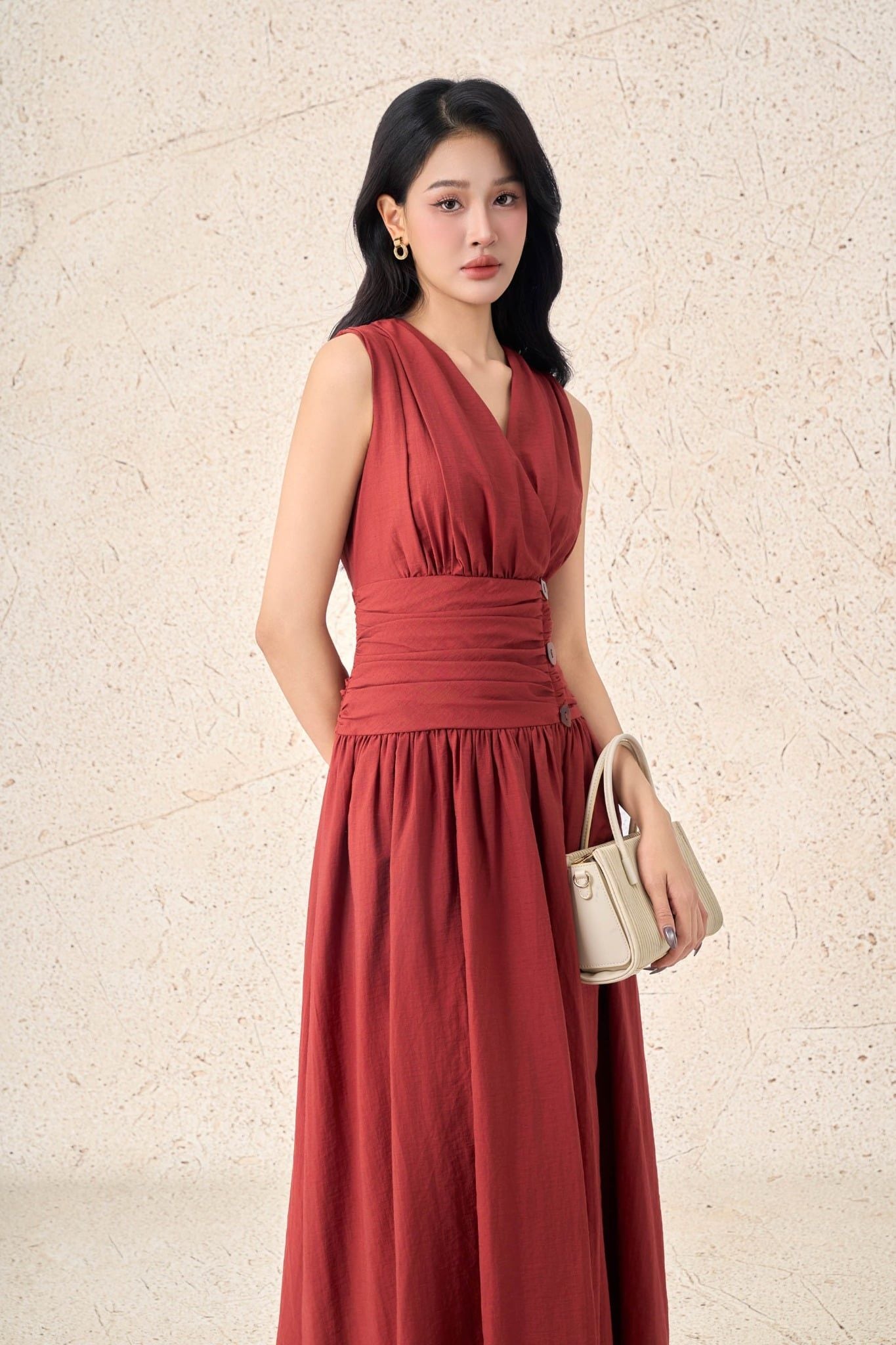 FDP33538 - Đầm dạo phố vải thô mỏng dáng xoè cổ xẻ V eo đáp cạp bản to đính khuy thời trang thân váy xếp nhún tạo kiểu - PANTIO