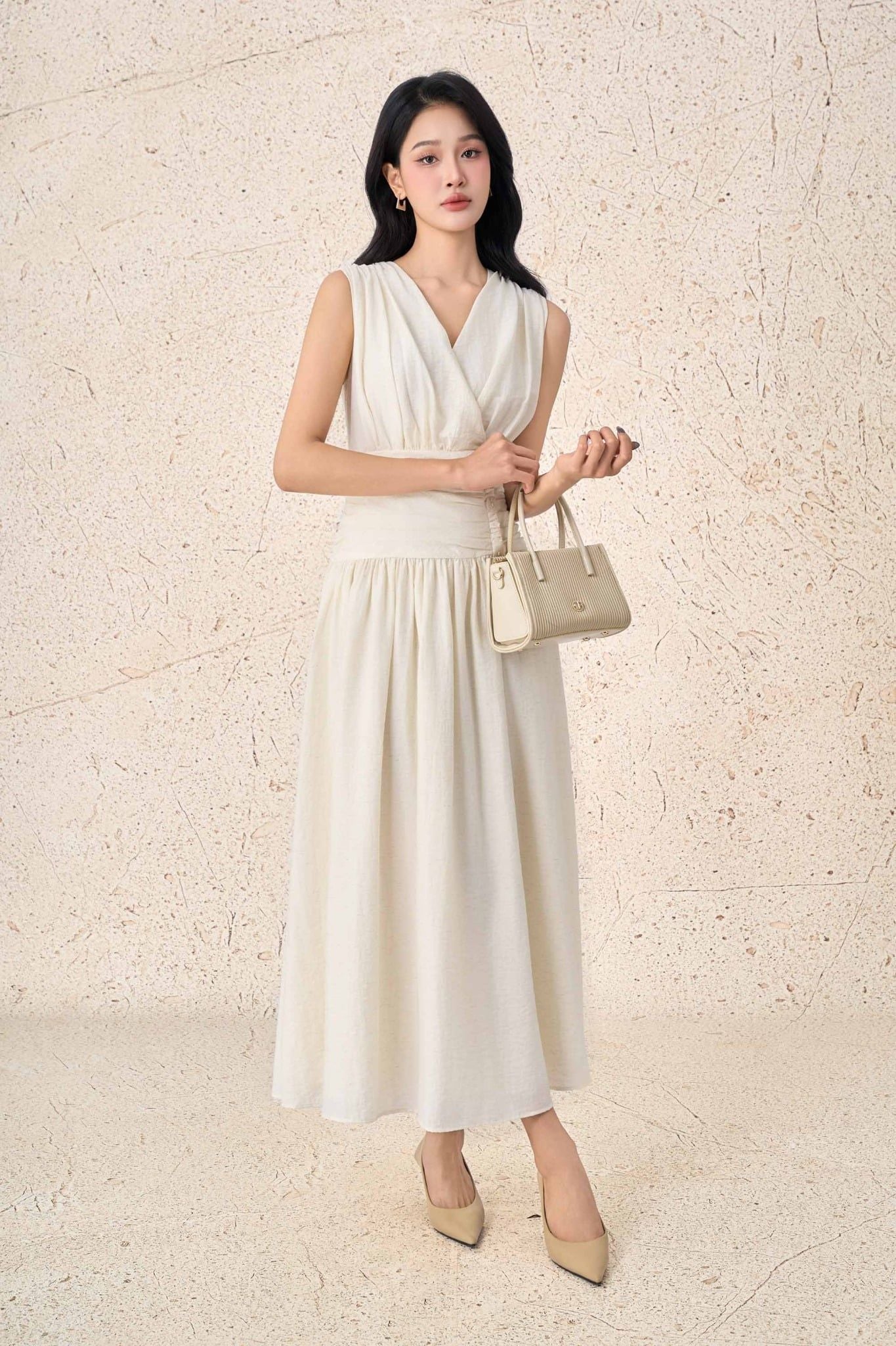 FDP33538 - Đầm dạo phố vải thô mỏng dáng xoè cổ xẻ V eo đáp cạp bản to đính khuy thời trang thân váy xếp nhún tạo kiểu - PANTIO