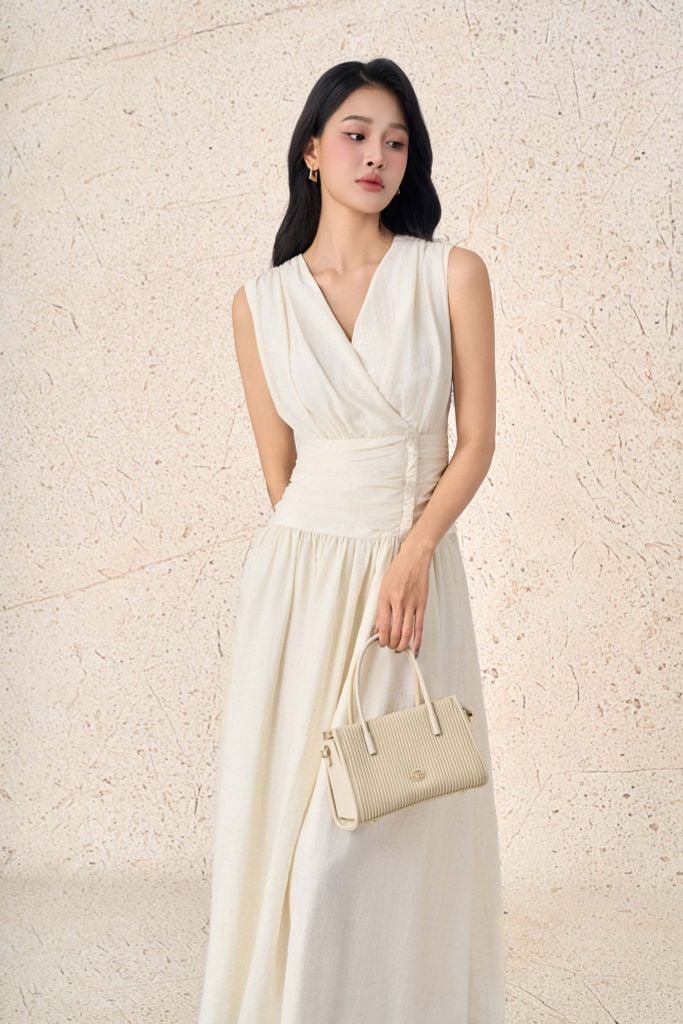 FDP33538 - Đầm dạo phố vải thô mỏng dáng xoè cổ xẻ V eo đáp cạp bản to đính khuy thời trang thân váy xếp nhún tạo kiểu - PANTIO