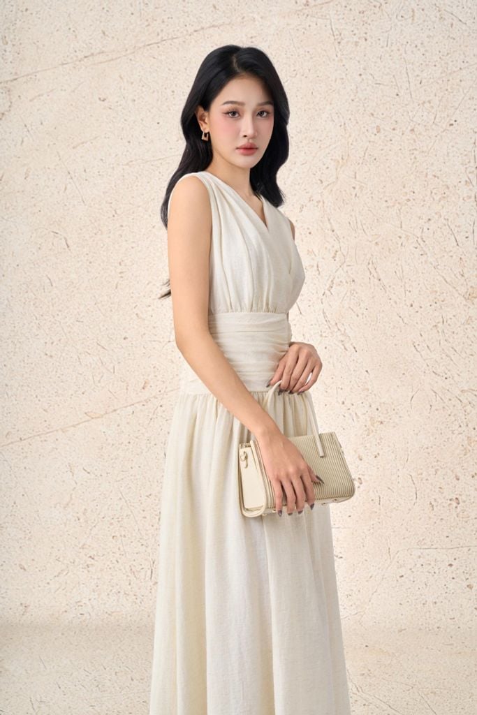 FDP33538 - Đầm dạo phố vải thô mỏng dáng xoè cổ xẻ V eo đáp cạp bản to đính khuy thời trang thân váy xếp nhún tạo kiểu - PANTIO