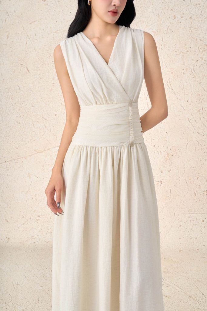 FDP33538 - Đầm dạo phố vải thô mỏng dáng xoè cổ xẻ V eo đáp cạp bản to đính khuy thời trang thân váy xếp nhún tạo kiểu - PANTIO