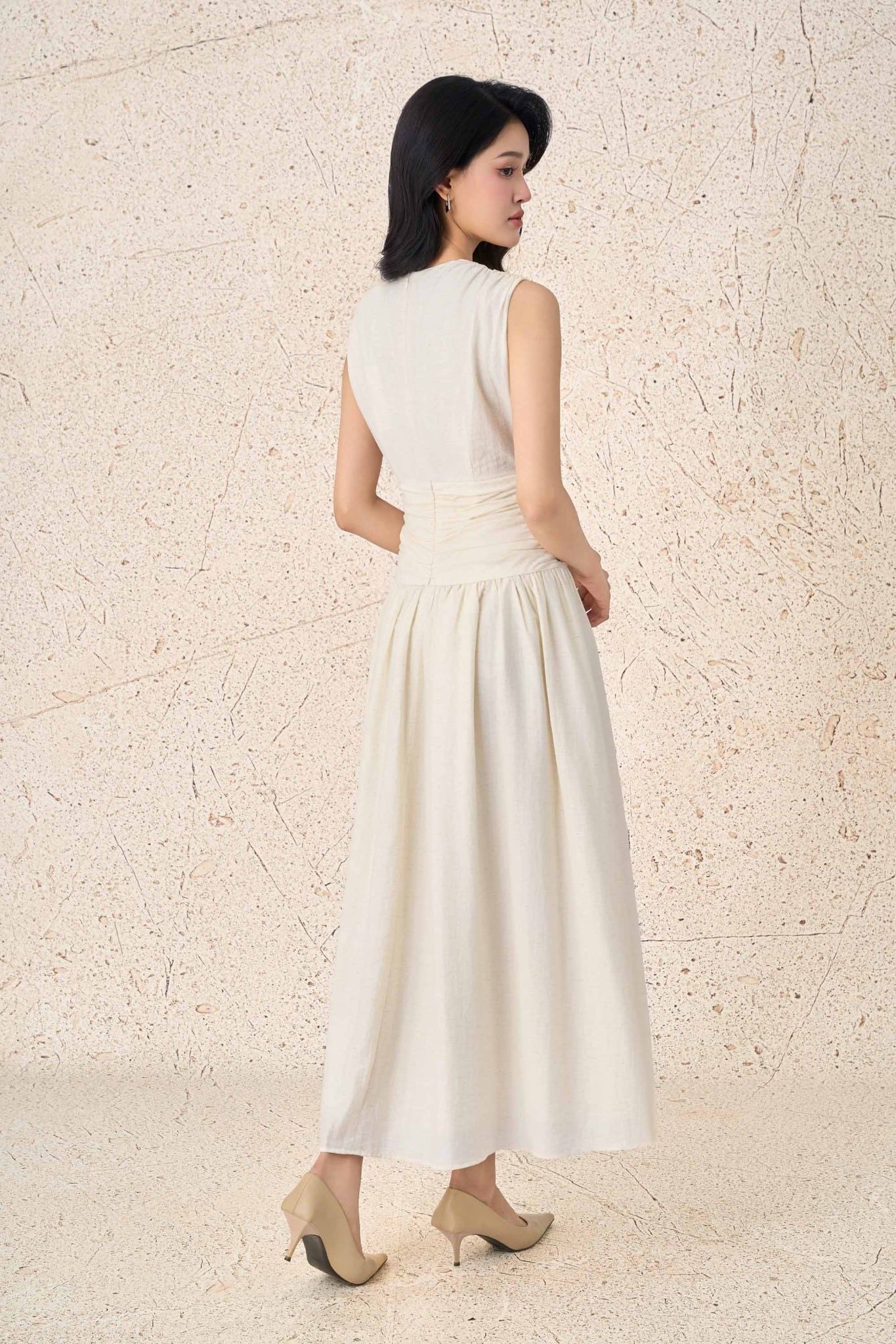 FDP33538 - Đầm dạo phố vải thô mỏng dáng xoè cổ xẻ V eo đáp cạp bản to đính khuy thời trang thân váy xếp nhún tạo kiểu - PANTIO