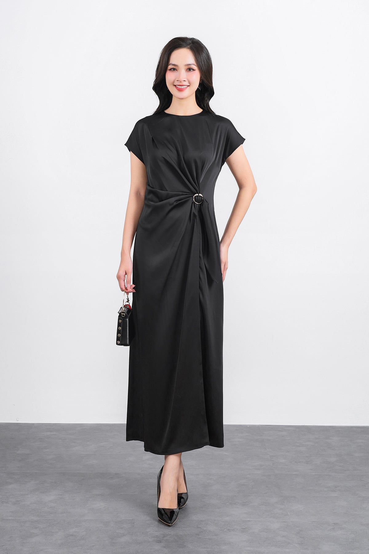 FDP33539 - Đầm dạo phố vải lụa satin dáng suông cổ tròn tay ngắn eo nhún phối kim loại tạo kiểu - PANTIO