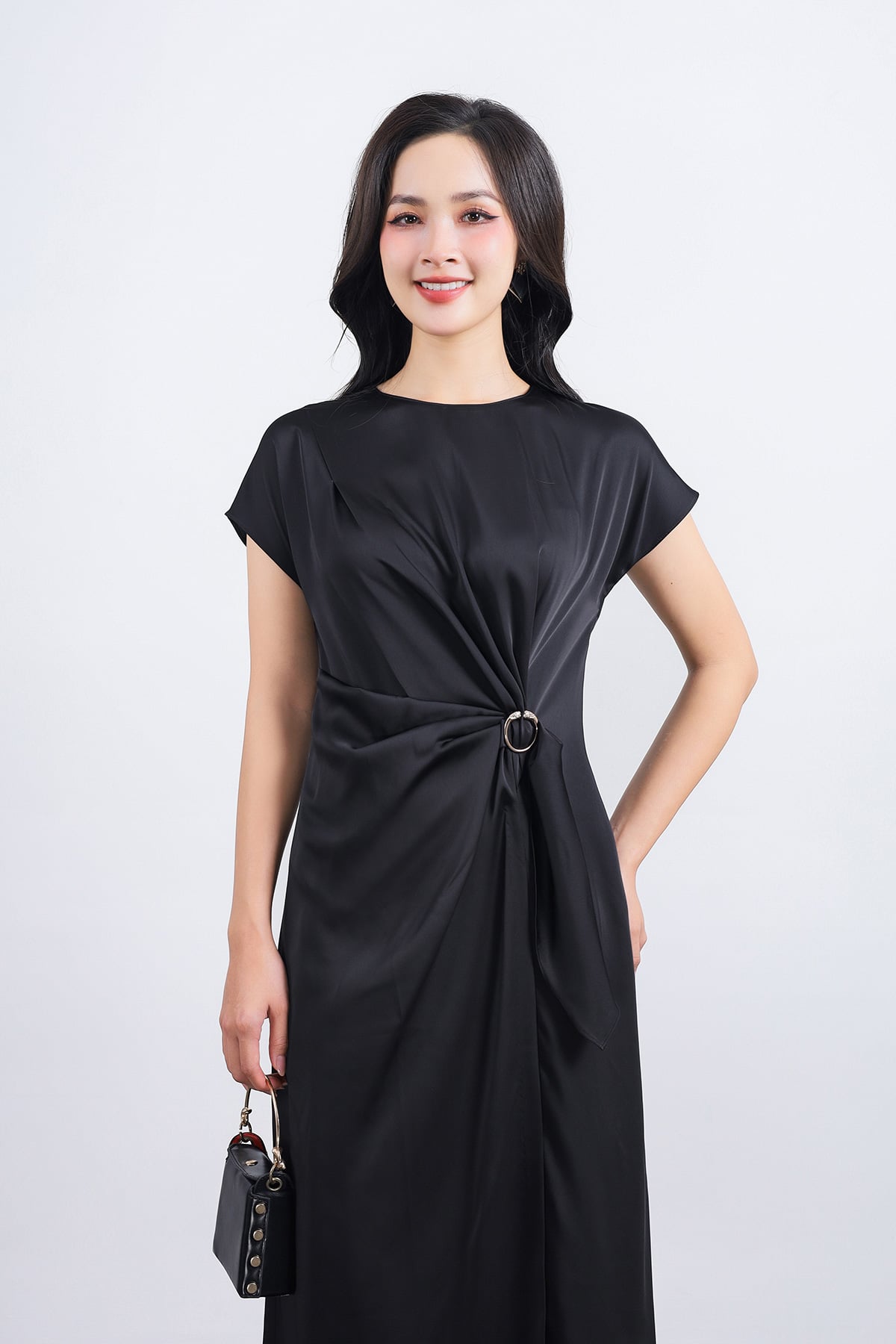 FDP33539 - Đầm dạo phố vải lụa satin dáng suông cổ tròn tay ngắn eo nhún phối kim loại tạo kiểu - PANTIO