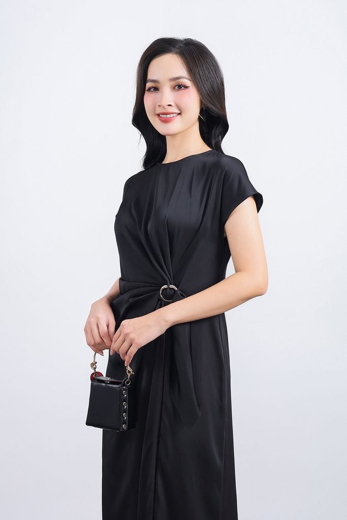 FDP33539 - Đầm dạo phố vải lụa satin dáng suông cổ tròn tay ngắn eo nhún phối kim loại tạo kiểu - PANTIO