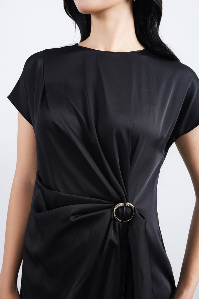 FDP33539 - Đầm dạo phố vải lụa satin dáng suông cổ tròn tay ngắn eo nhún phối kim loại tạo kiểu - PANTIO