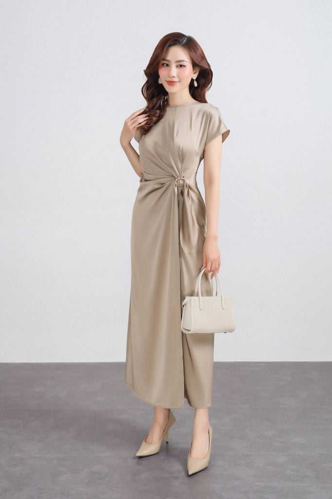 FDP33539 - Đầm dạo phố vải lụa satin dáng suông cổ tròn tay ngắn eo nhún phối kim loại tạo kiểu - PANTIO