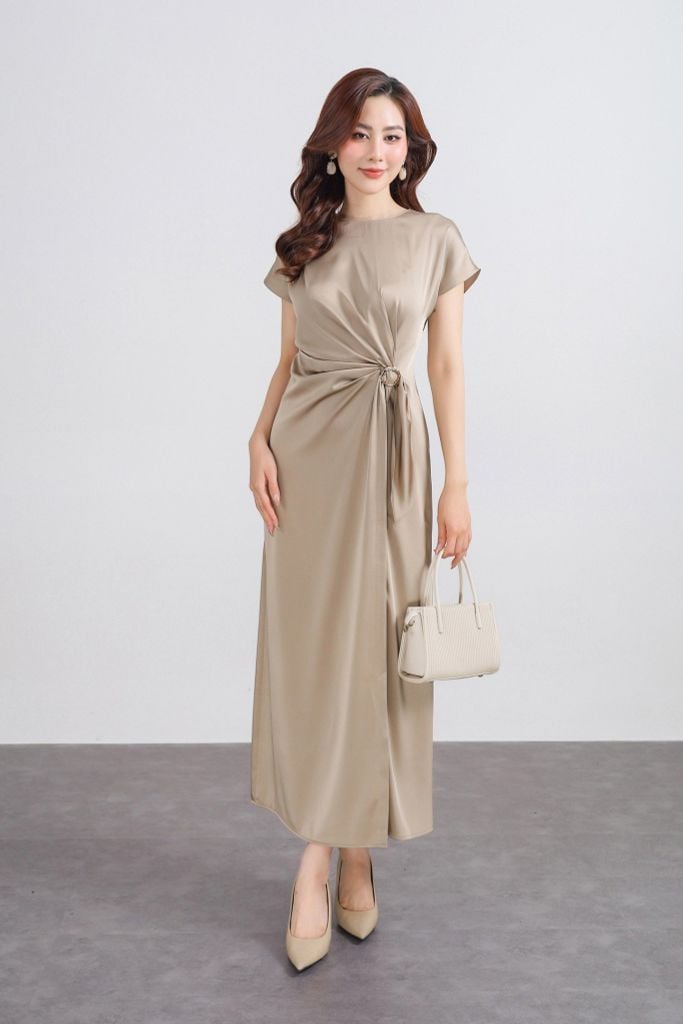 FDP33539 - Đầm dạo phố vải lụa satin dáng suông cổ tròn tay ngắn eo nhún phối kim loại tạo kiểu - PANTIO