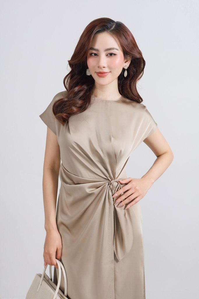 FDP33539 - Đầm dạo phố vải lụa satin dáng suông cổ tròn tay ngắn eo nhún phối kim loại tạo kiểu - PANTIO