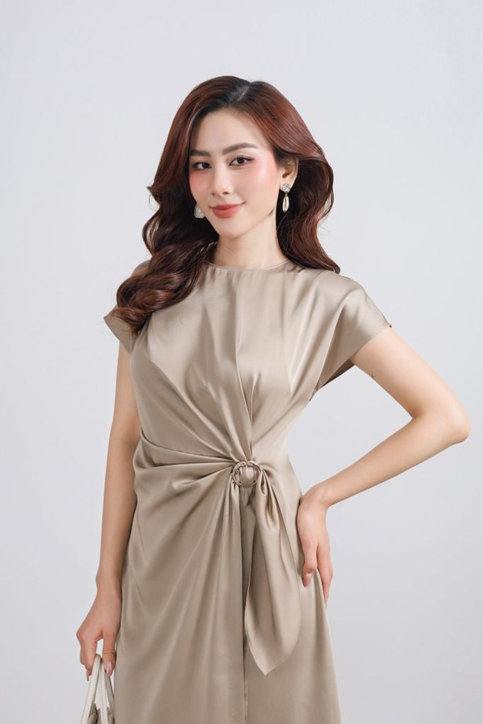FDP33539 - Đầm dạo phố vải lụa satin dáng suông cổ tròn tay ngắn eo nhún phối kim loại tạo kiểu - PANTIO