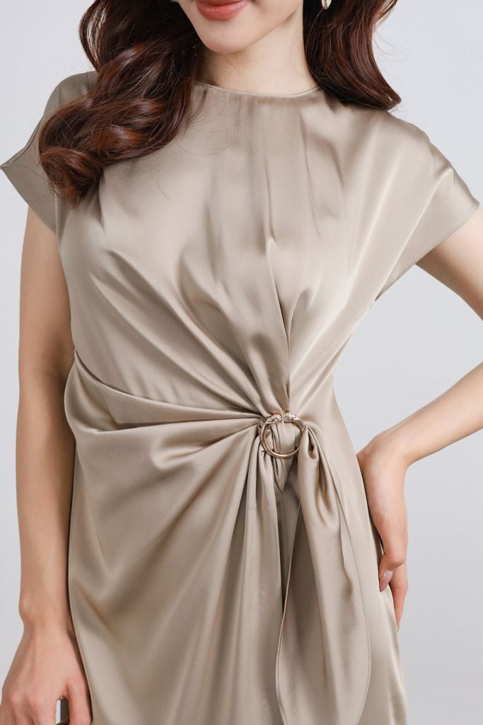 FDP33539 - Đầm dạo phố vải lụa satin dáng suông cổ tròn tay ngắn eo nhún phối kim loại tạo kiểu - PANTIO