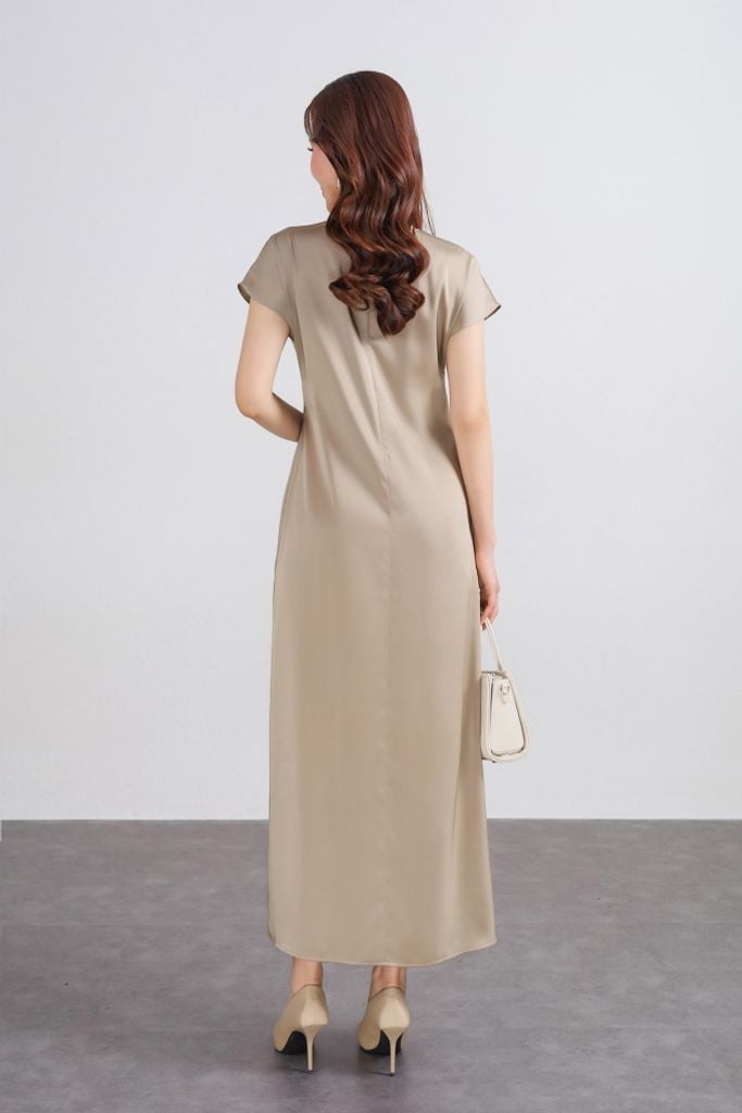 FDP33539 - Đầm dạo phố vải lụa satin dáng suông cổ tròn tay ngắn eo nhún phối kim loại tạo kiểu - PANTIO