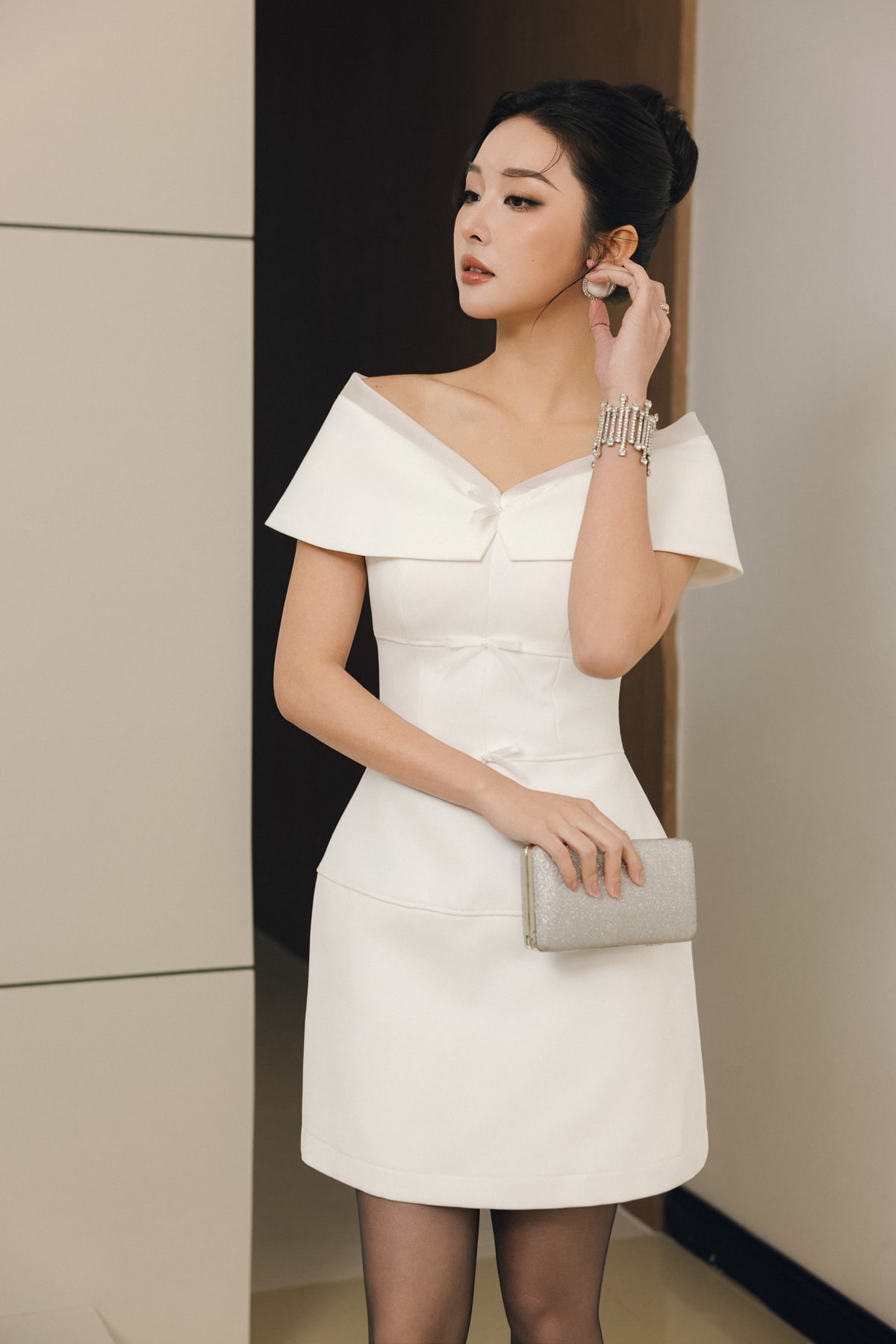 FDP33545 - Đầm dạo phố vải thô dày dáng chữ A ngắn trễ vai thân váy đính nơ tạo kiểu khoá thân sau - PANTIO