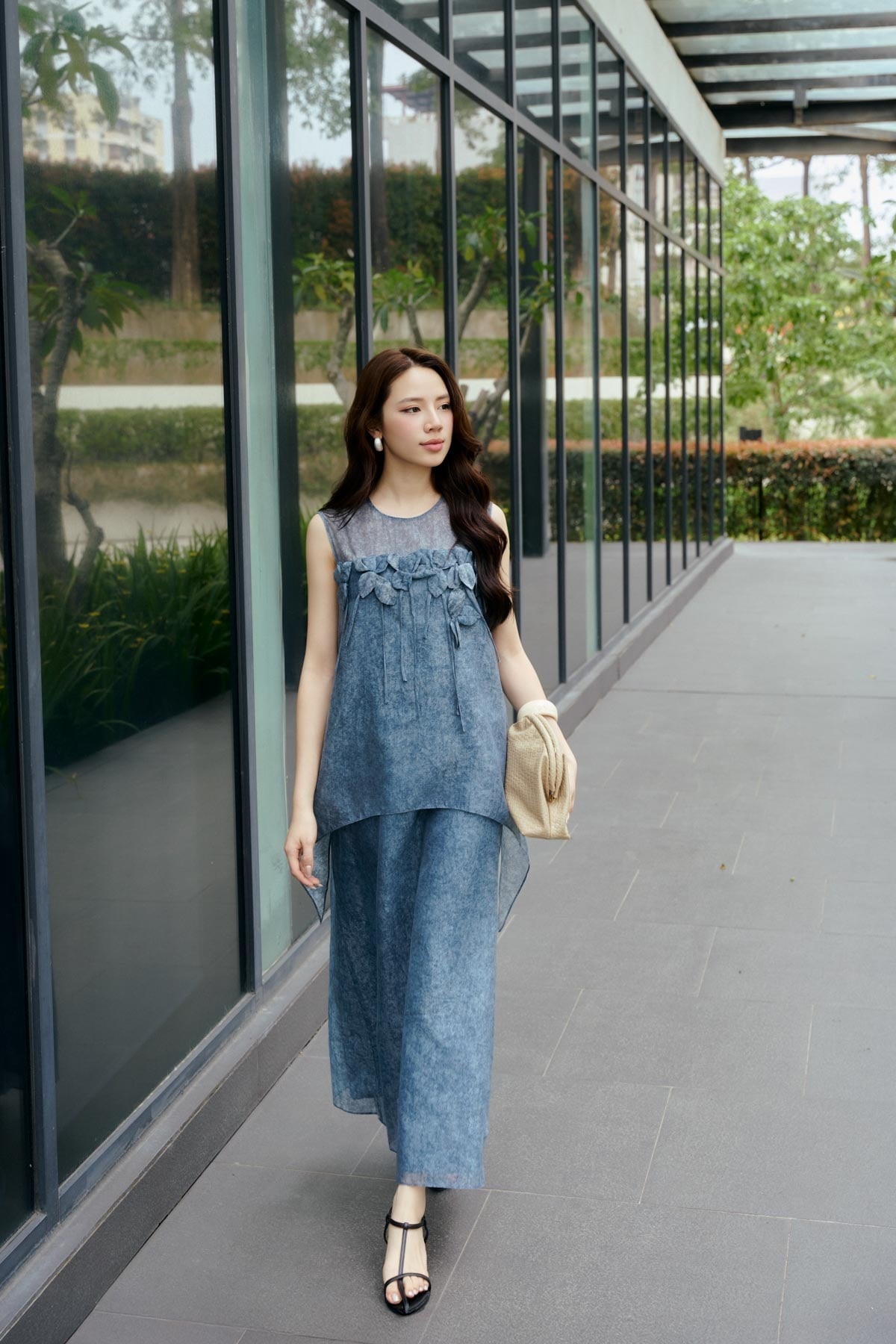 FDP33618 - Đầm dạo phố vải tơ dáng suông cổ tròn đính viền hoa tạo kiểu thân váy phối vạt cách điệu - PANTIO