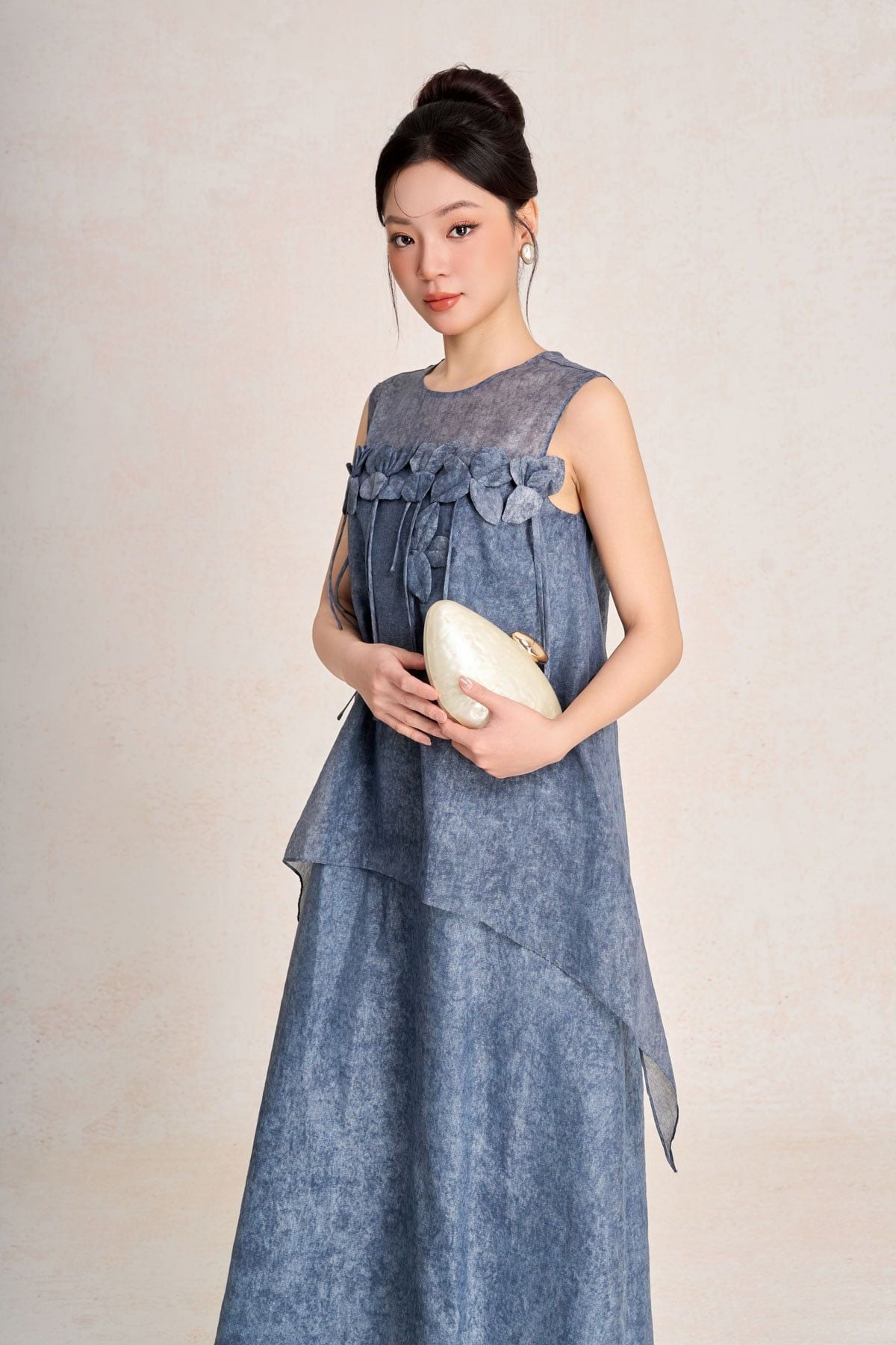 FDP33618 - Đầm dạo phố vải tơ dáng suông cổ tròn đính viền hoa tạo kiểu thân váy phối vạt cách điệu - PANTIO