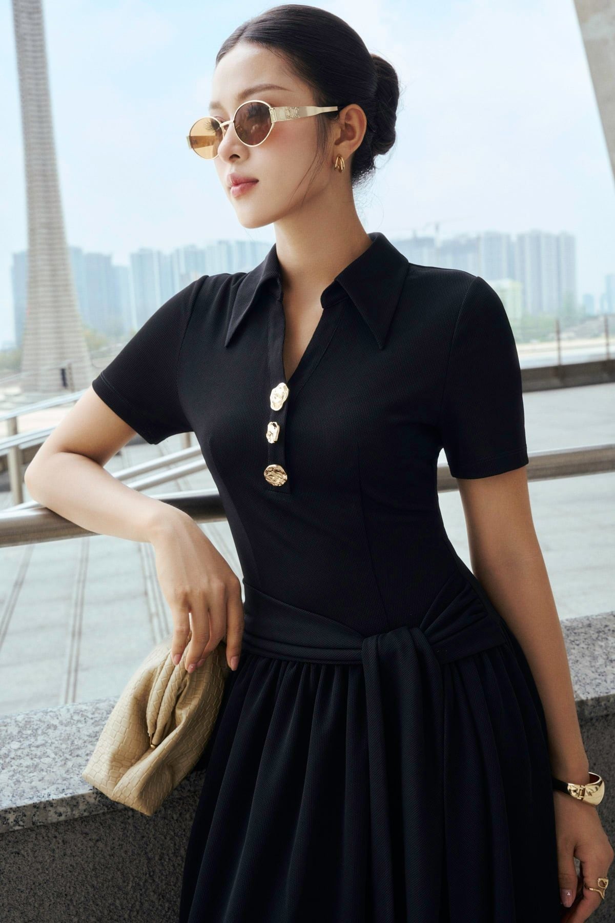 FDP33717 - tylekeo88 tv dệt kim dáng chữ A cổ bẻ tay cộc thân váy đính đá thời trang eo phối vạt thắt tạo kiểu - tỷ lệ kèo 8899