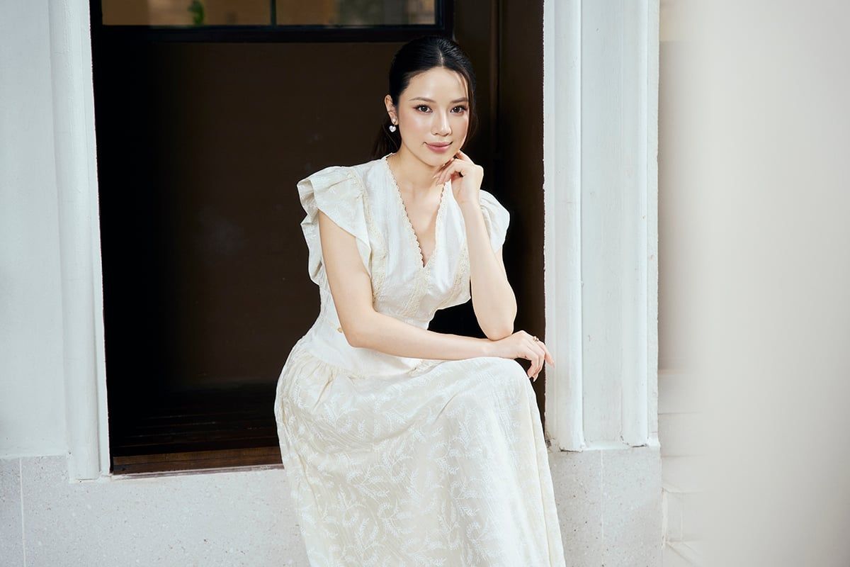 FDP33736 - Đầm dạo phố vải tơ hoa dáng chữ A cổ xẻ V tay cánh tiên eo váy đáp cạp bản to phối dây tạo kiểu khoá thân sau - PANTIO