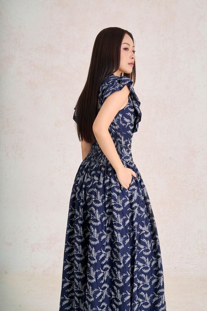 FDP33736 - Đầm dạo phố vải tơ hoa dáng chữ A cổ xẻ V tay cánh tiên eo váy đáp cạp bản to phối dây tạo kiểu khoá thân sau - PANTIO