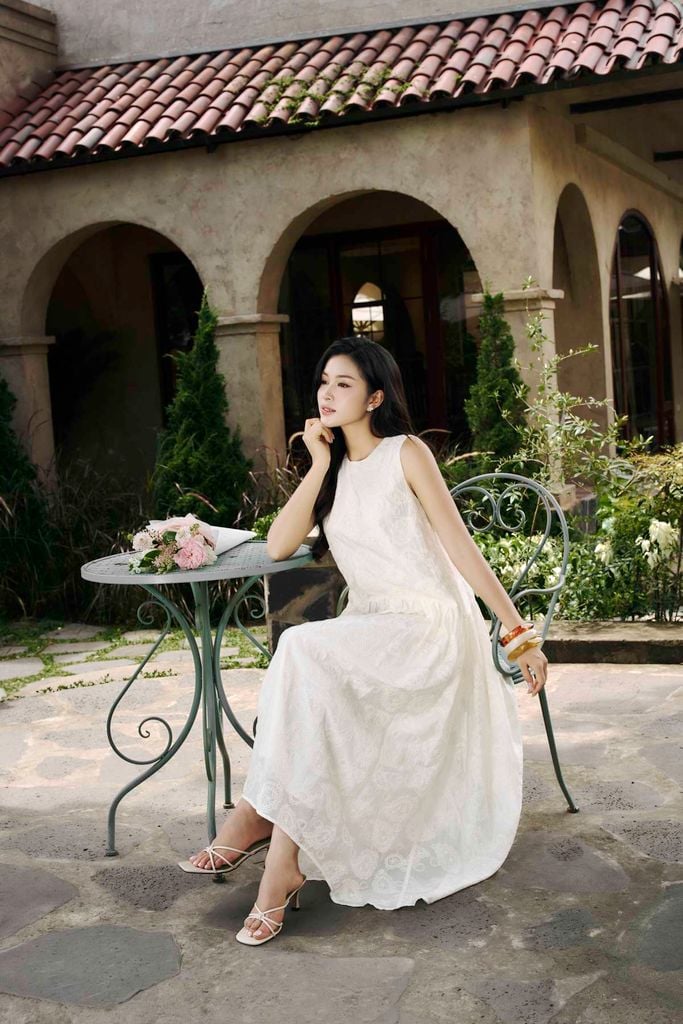 FDP33739 - Đầm dạo phố vải tơ dáng suông cổ tròn thân váy hoạ tiết hoa nổi thời trang - PANTIO