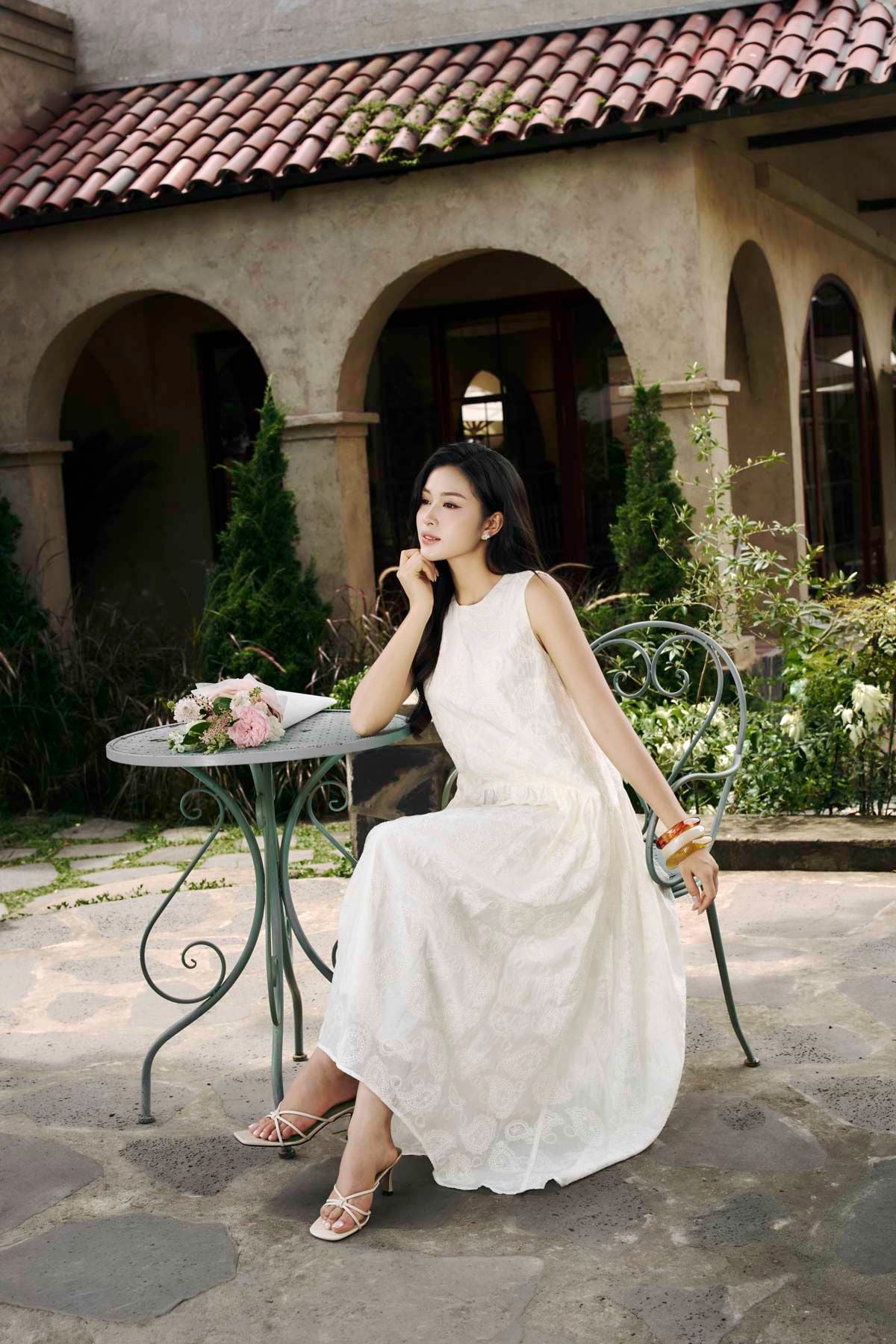 FDP33739 - Đầm dạo phố vải tơ dáng suông cổ tròn thân váy hoạ tiết hoa nổi thời trang - PANTIO