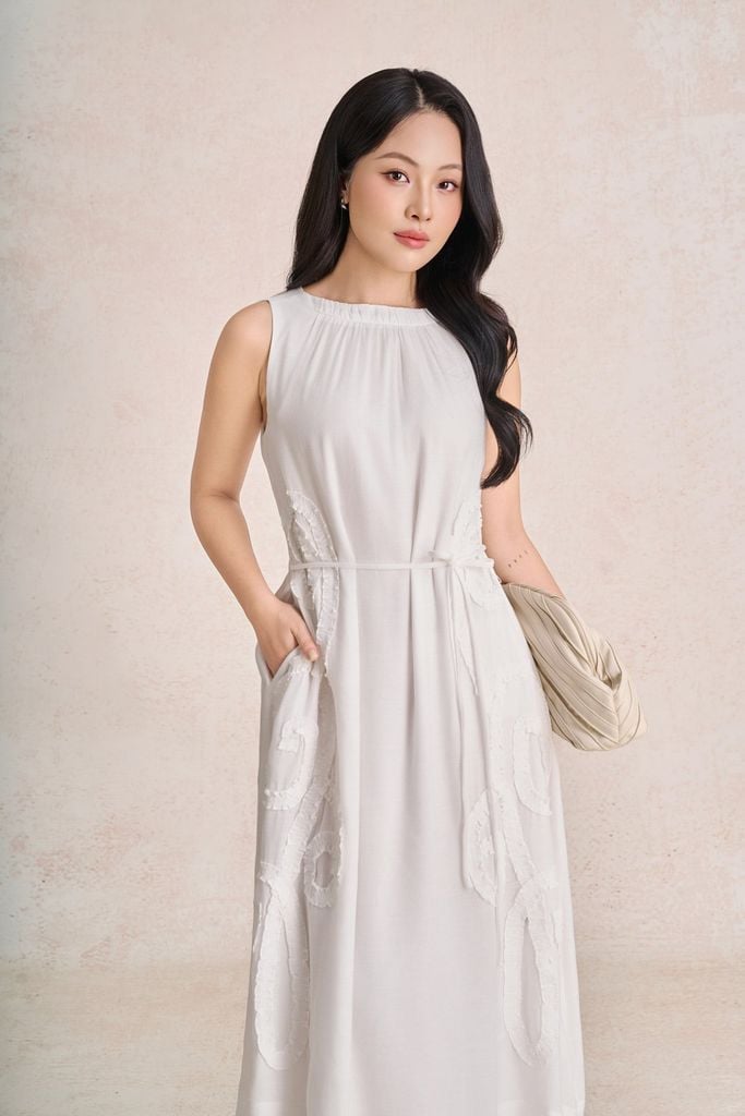 FDP33770 - Đầm dạo phố vải tơ dáng suông cổ tròn thân váy hoạ tiết hoa nổi thời trang - PANTIO