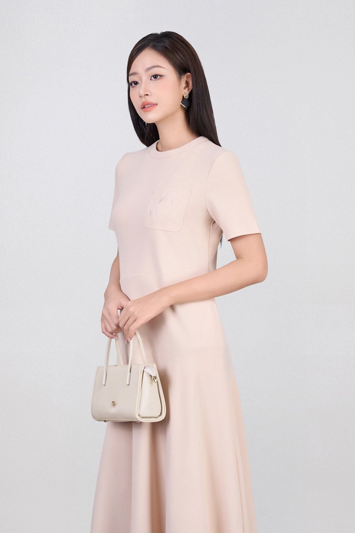 FDP73609 - Đầm dạo phố vải cotton dáng suông cổ tròn tay ngắn thân váy xếp nhún tạo ly thời trang khoá thân sau - PANTIO