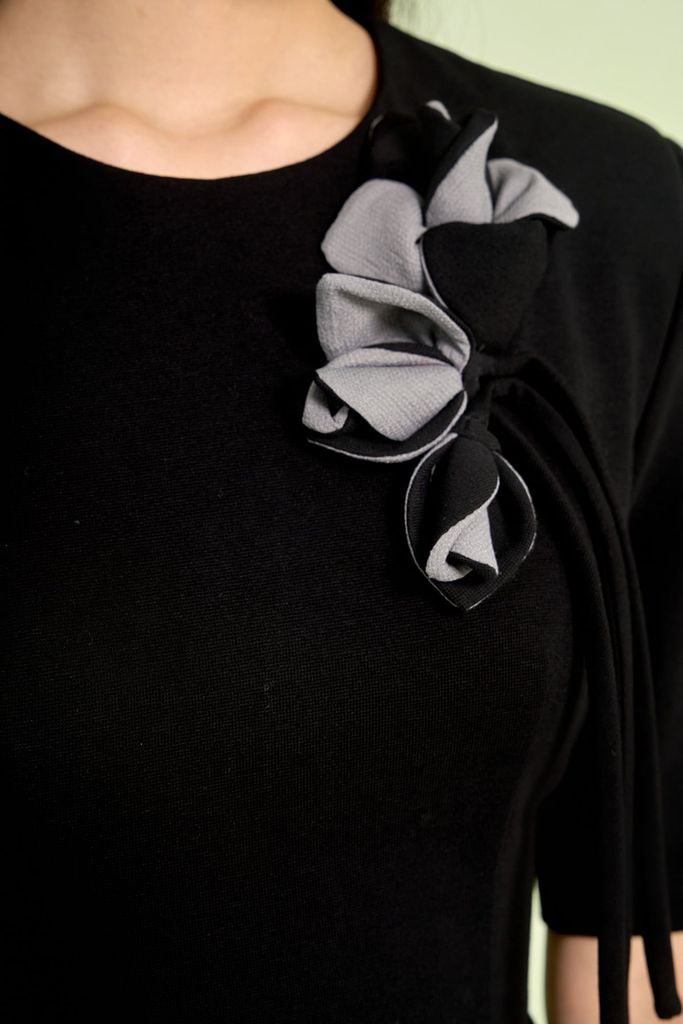 FDP73649 - Đầm dạo phố vải cotton dáng chữ A cổ tròn tay lửng ngực áo đính hoa 3D thời trang eo phối vạt tạo kiểu khoá thân sau - PANTIO