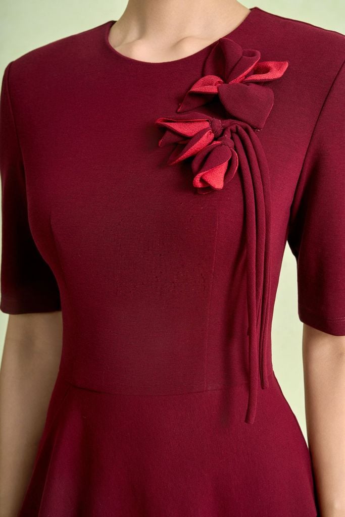 FDP73649 - Đầm dạo phố vải cotton dáng chữ A cổ tròn tay lửng ngực áo đính hoa 3D thời trang eo phối vạt tạo kiểu khoá thân sau - PANTIO