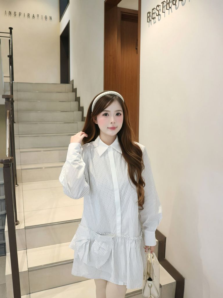 FDP73655 - Đầm dạo phố vải thô kẻ dáng suông cổ bỏ tay dài thân váy đính nơ phối vạt lệch thời trang - JAN.