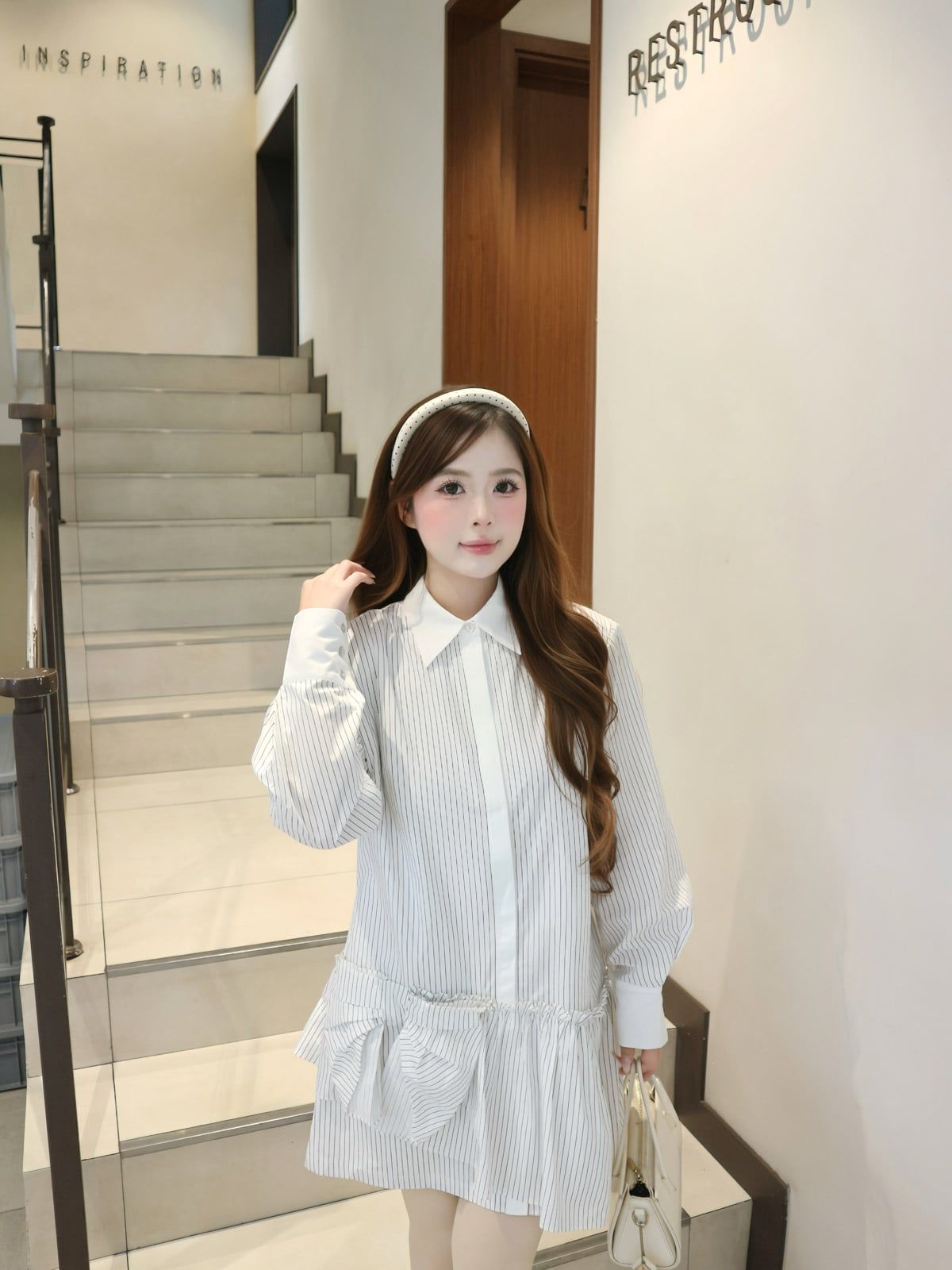 FDP73655 - Đầm dạo phố vải thô kẻ dáng suông cổ bỏ tay dài thân váy đính nơ phối vạt lệch thời trang - JAN.