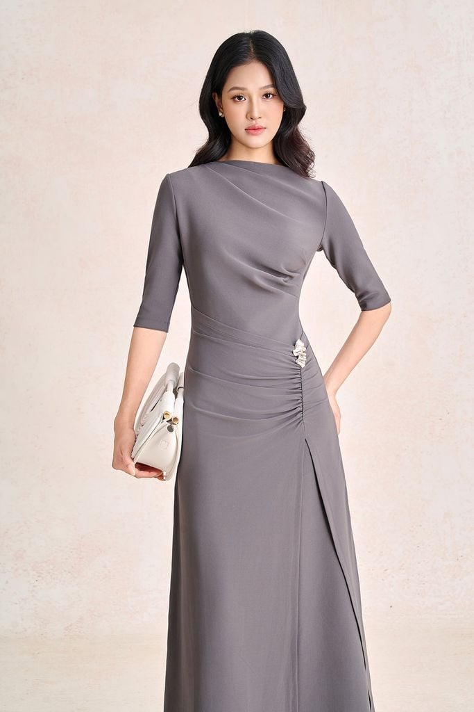 FDP73802 - Đầm dạo phố vải cotton dáng chữ A cổ lệch tay lưgr thân váy phối nhún kèm phụ kiện kim loại tạo kiểu khoá thân sau - PANTIO