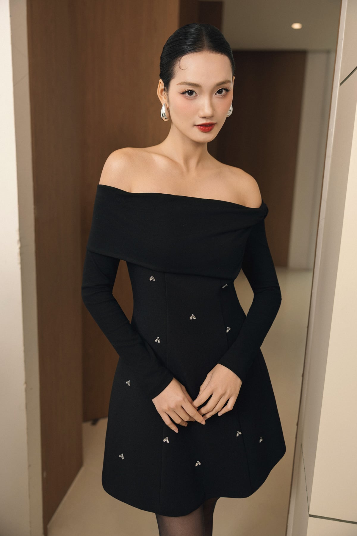 FDP93660 - Đầm dạo phố vải thô dáng chữ A ngắn tay dài trễ vai tạo kiểu thân váy đính ngọc thời trang khoá thân sau - PANTIO