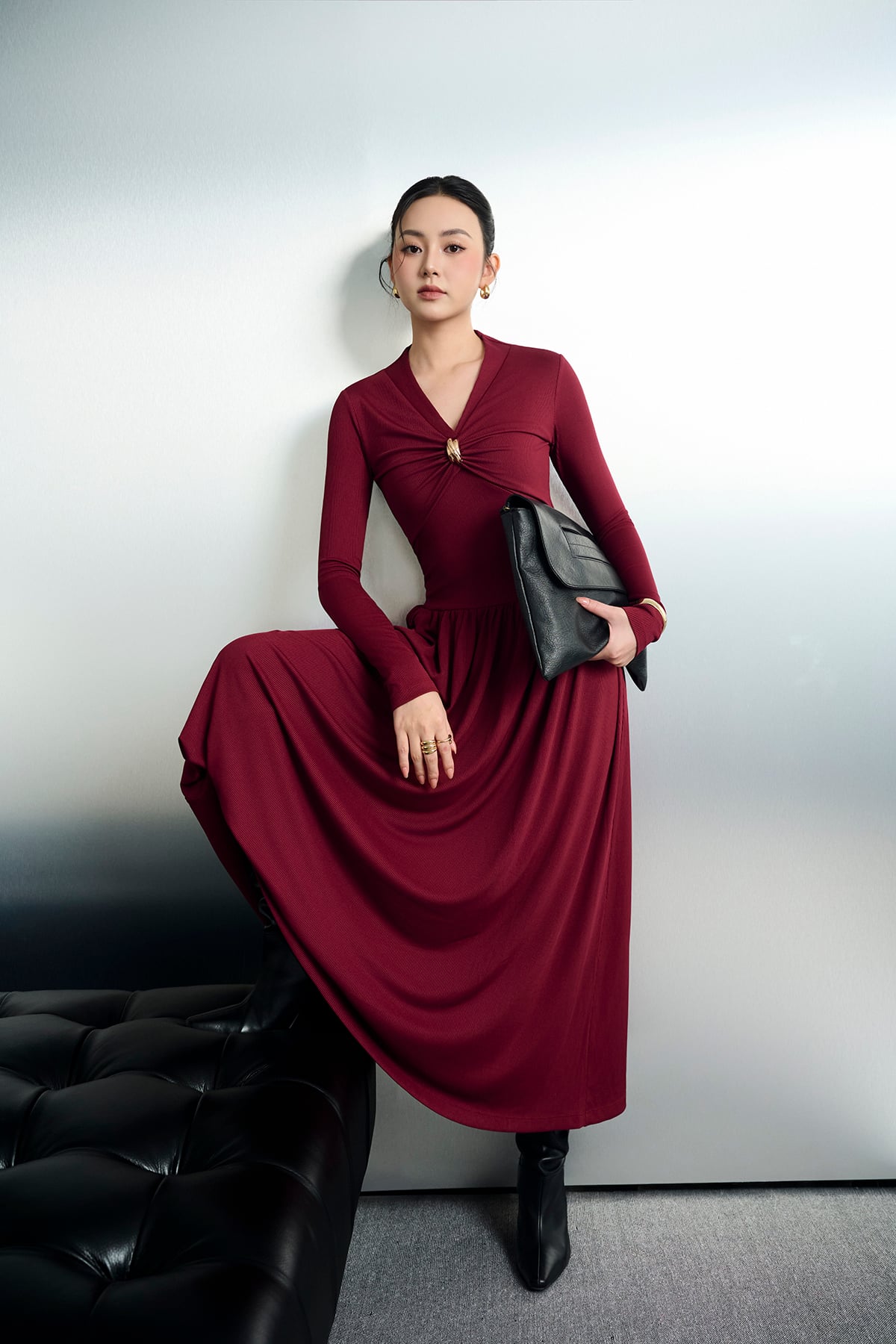 FDP93807 - Đầm dạo phố vải len dáng ôm cổ xẻ V tay dài ngực nhún phối khuy kim loại tạo kiểu - PANTIO