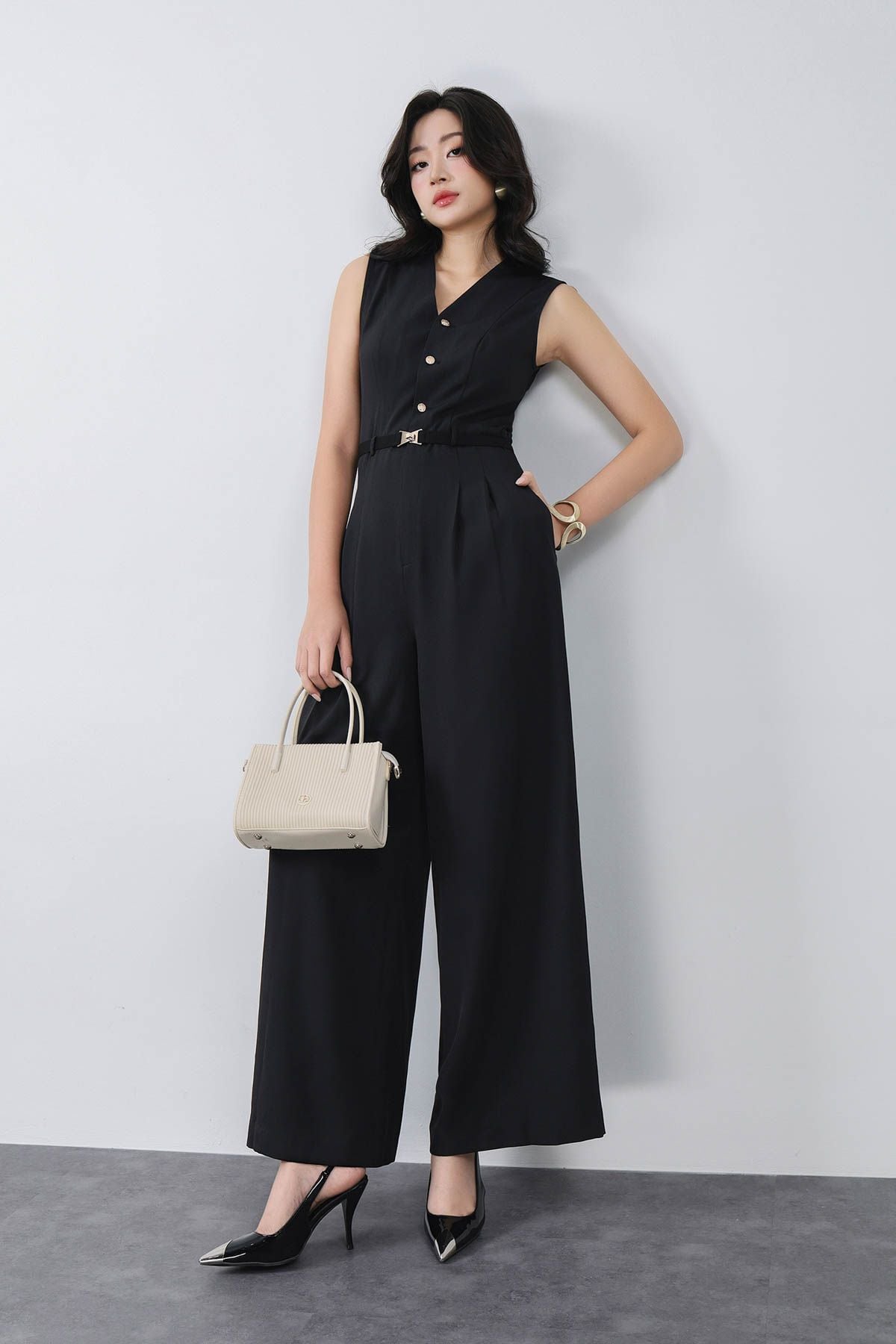 FJS3191 - Jumpsuit công sở vải thô dáng ôm cổ xẻ V không tay eo phối dây lưng co giãn tạo kiểu quần ống đứng khoá thân sau - PANTIO