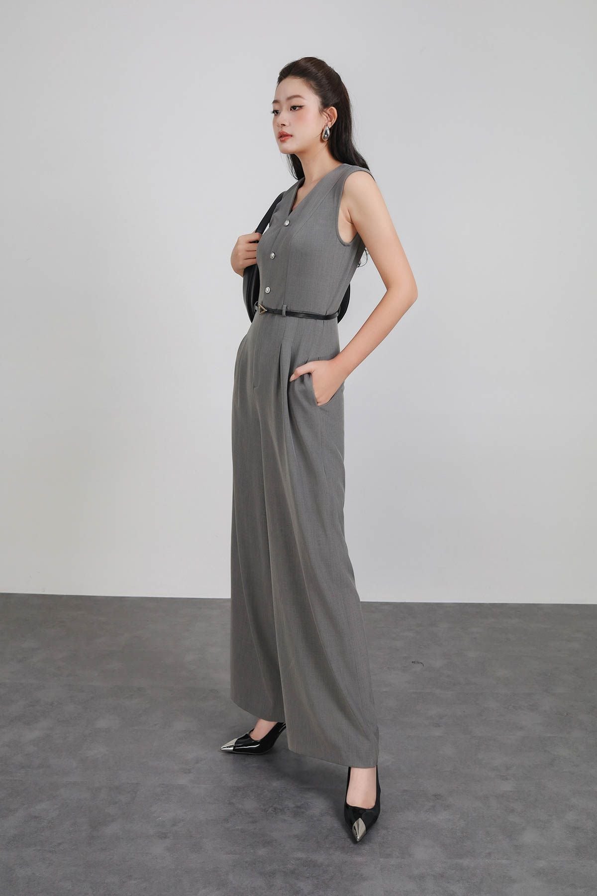 FJS3191 - Jumpsuit công sở vải thô dáng ôm cổ xẻ V không tay eo phối dây lưng co giãn tạo kiểu quần ống đứng khoá thân sau - PANTIO