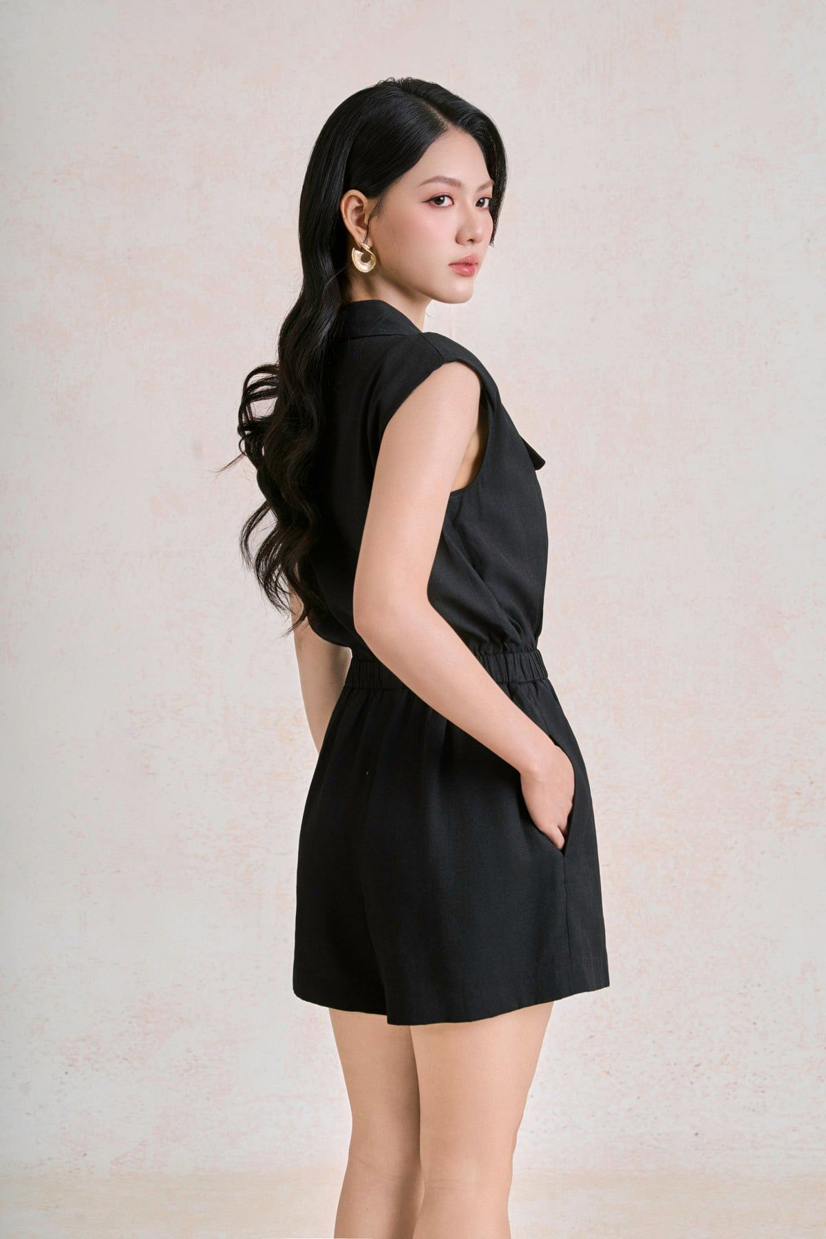 FJS5196 - Jumsuit dạo phố vải thô đũi dáng ngắn cổ xẻ V tay chờm eo bo chun ôm tạo kiểu - PANTIO