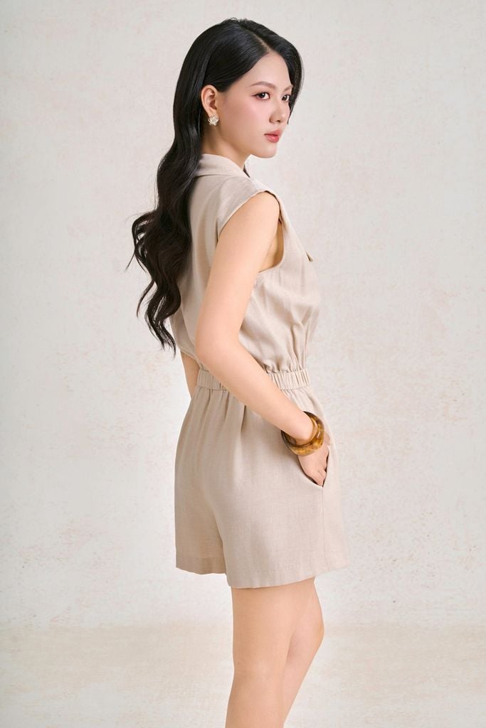 FJS5196 - Jumsuit dạo phố vải thô đũi dáng ngắn cổ xẻ V tay chờm eo bo chun ôm tạo kiểu - PANTIO