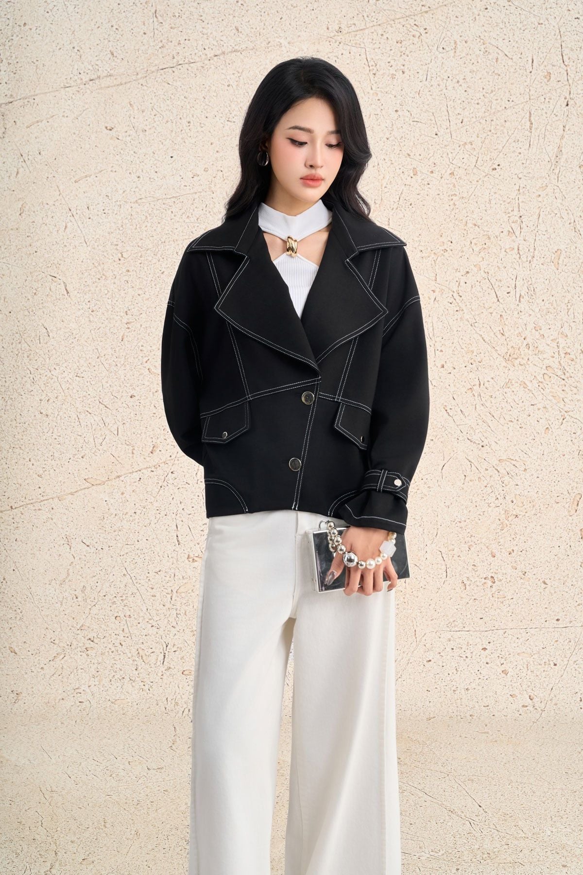 FKM9716 - Áo khoác kiểu dạo phố dáng ngắn cổ hai ve ống tay rộng thân áo có túi phối hoạ tiết đường chỉ thời trang - PANTIO