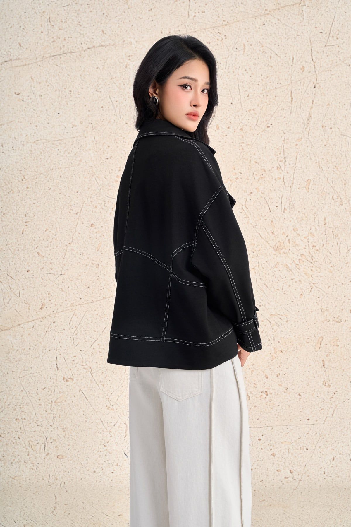 FKM9716 - Áo khoác kiểu dạo phố dáng ngắn cổ hai ve ống tay rộng thân áo có túi phối hoạ tiết đường chỉ thời trang - PANTIO